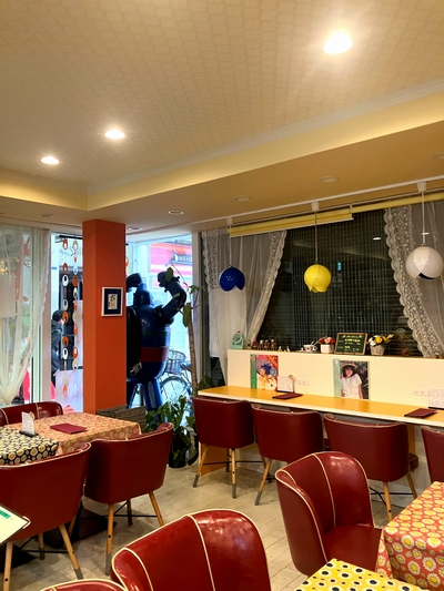 居心地バツグンの、ノスタルジックで明るいカフェ