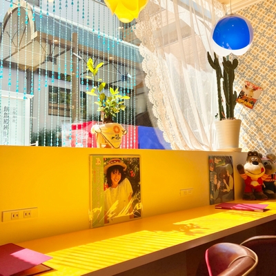 居心地バツグンの、ノスタルジックで明るいカフェ